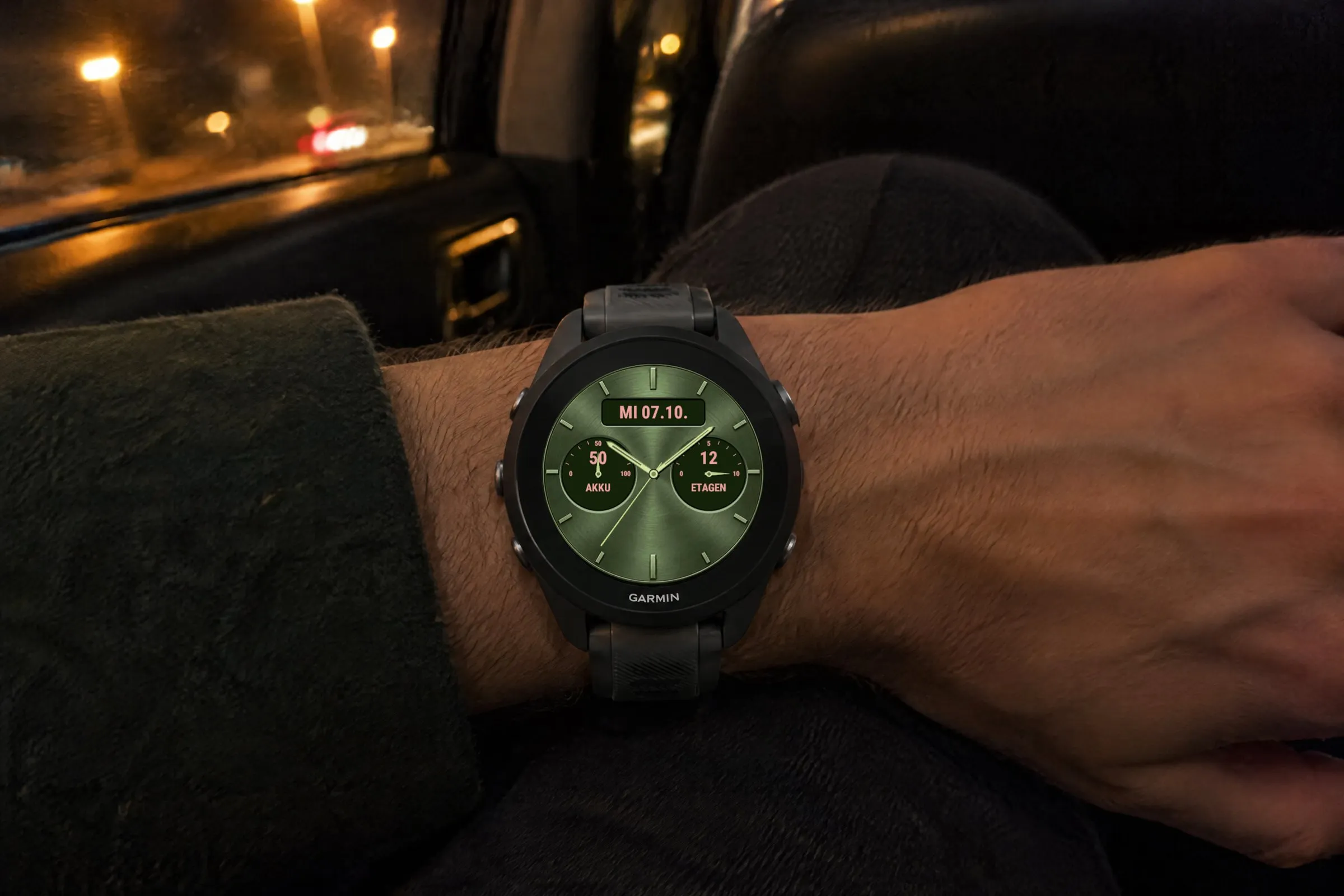 Garmin Forerunner 570 mit analogem Watch Face Classic Five in Grün mit Datum, Akku und Etagen abends im Taxi