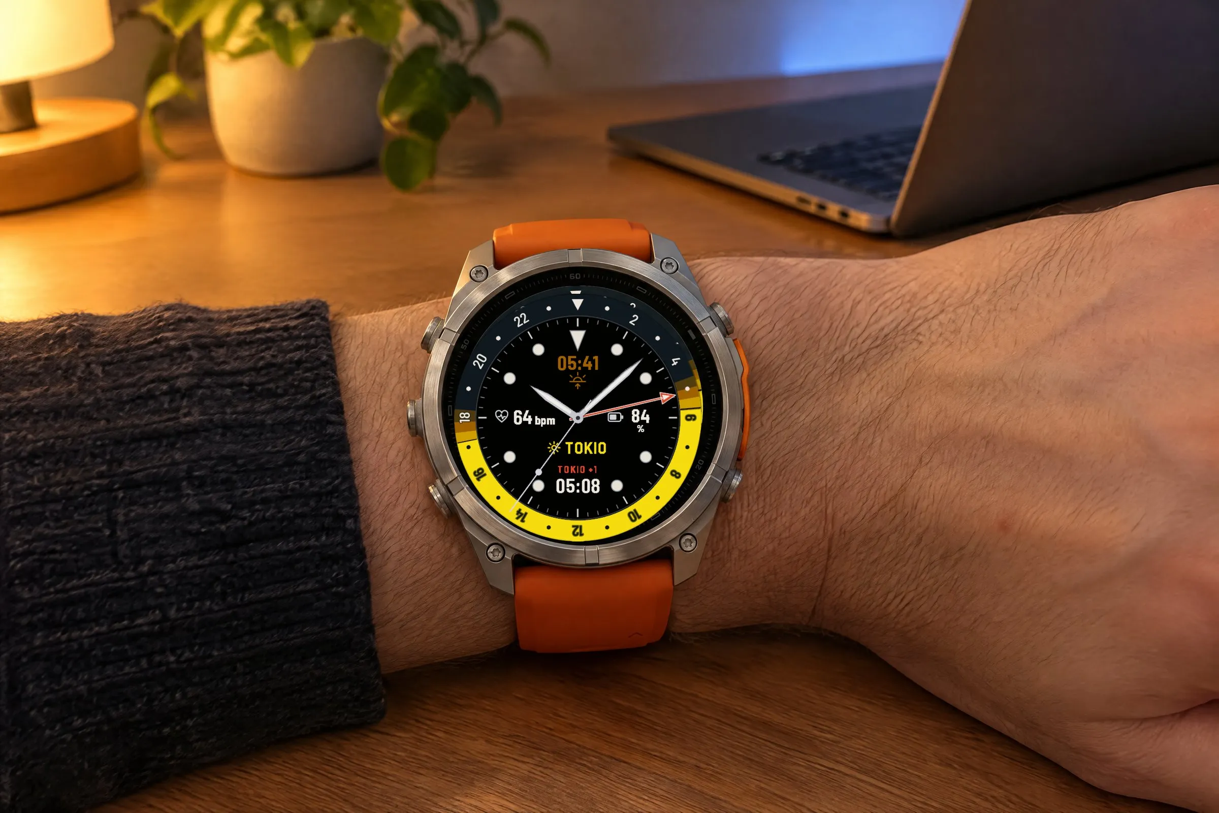Horizon GMT Garmin Watch Face in Blitz auf einer fēnix 9 Pro abends am Schreibtisch, Zweitzeit Tokio
