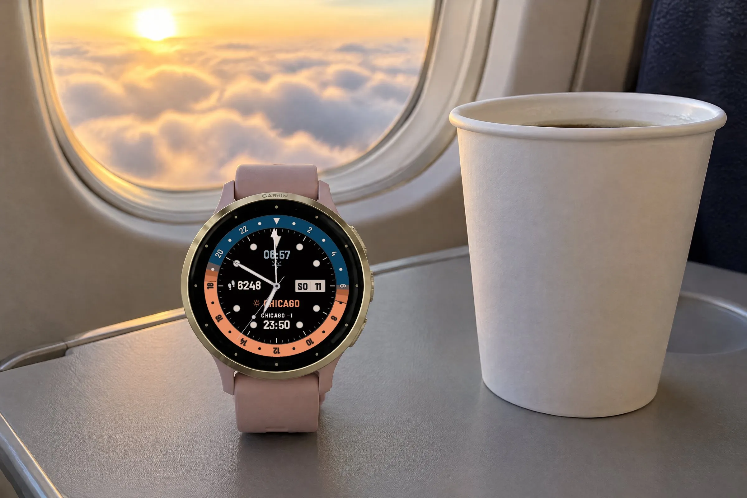 Garmin Venu 3S mit dem Horizon GMT Garmin Watch Face in Cerulean auf dem Klapptisch im Flugzeug, Zweitzeit Chicago