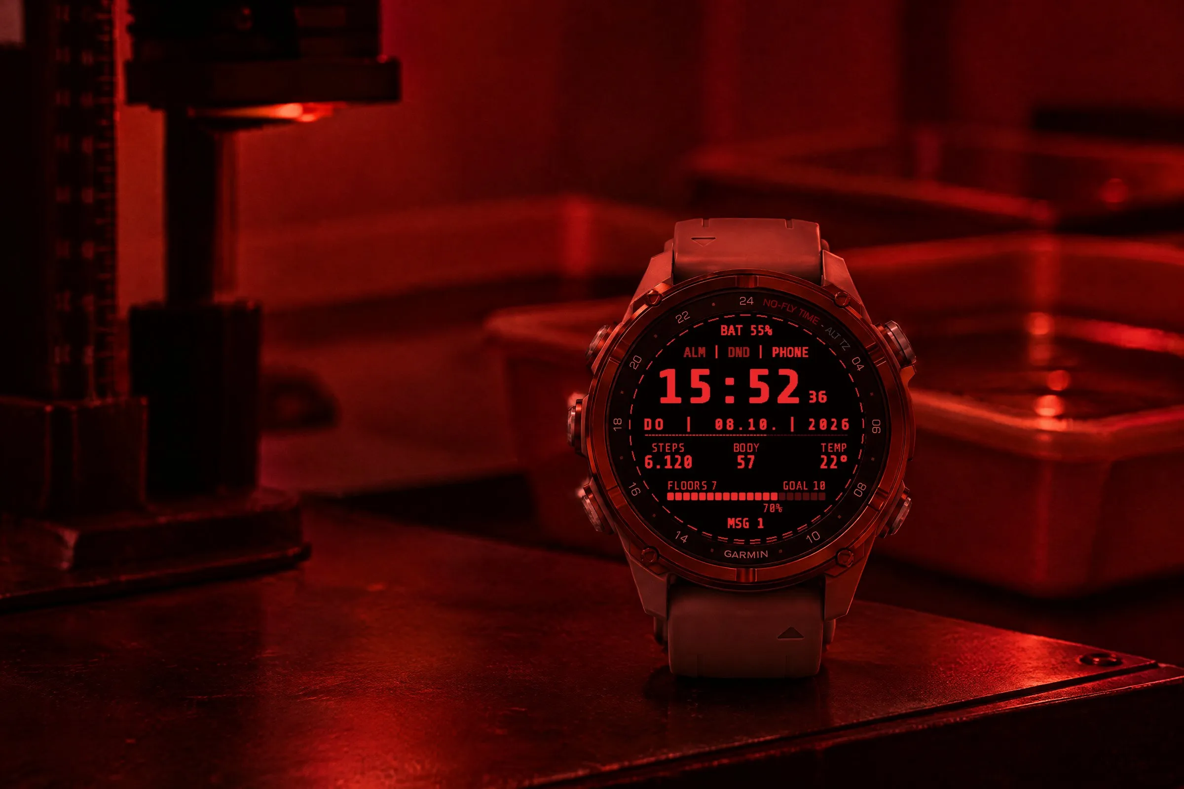 Garmin Descent Mk3 mit dem Terminal Garmin Watch Face in Signalrot im roten Licht einer Dunkelkammer